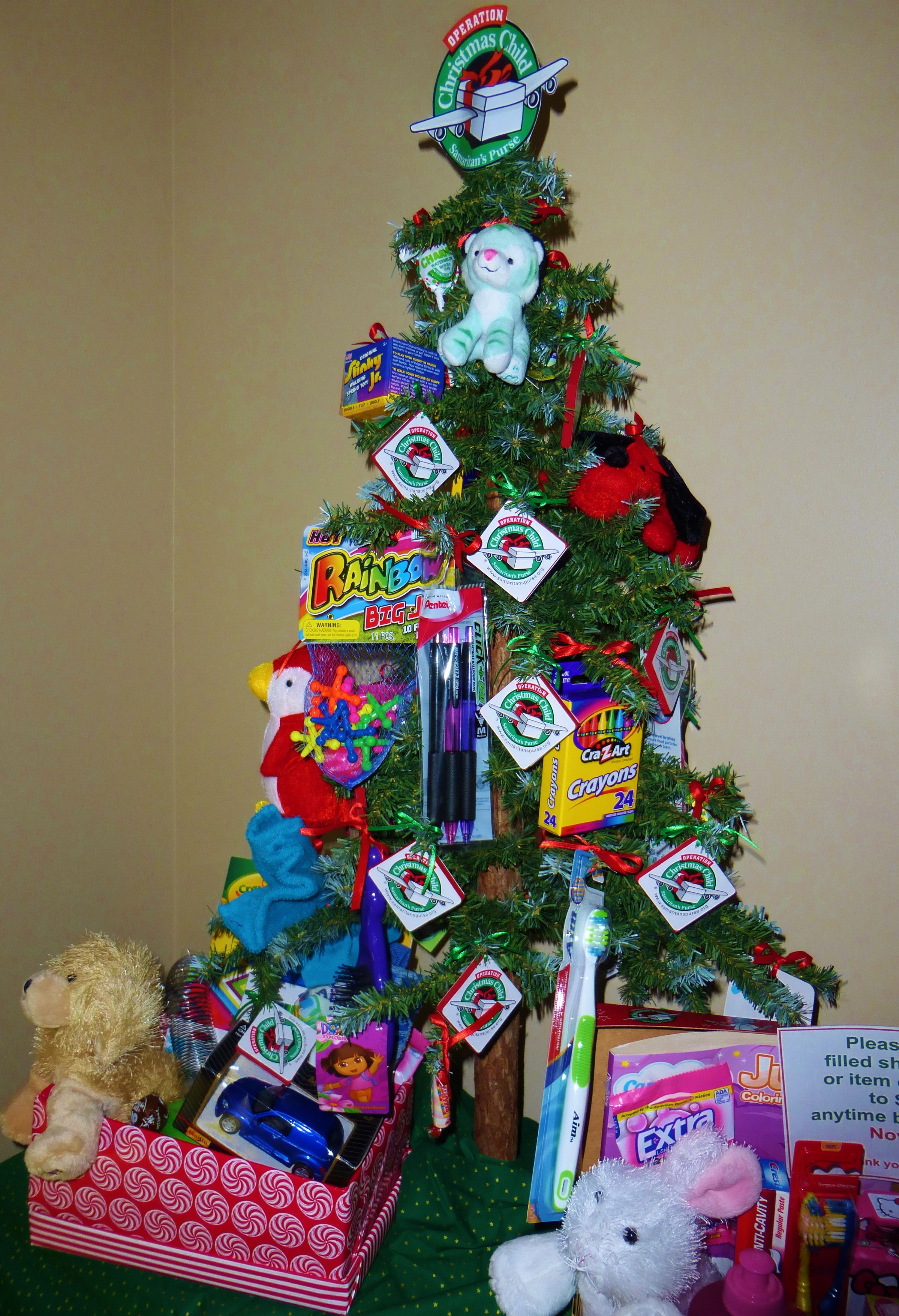 pics Operation Christmas Tree shoebox gifts to children
